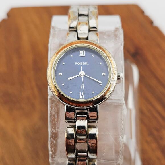 Fossil Women's Silver Tone Round Dial Watch ES-8860 Scratched Project TLC - Picture 2 of 7